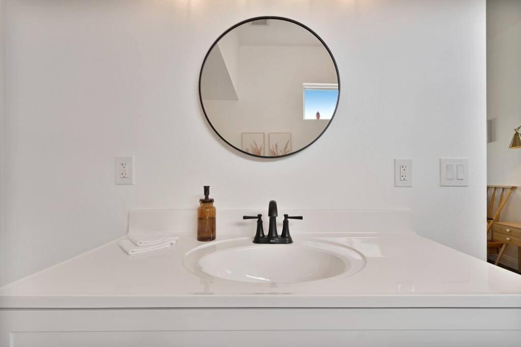 Beautiful Newly Remodeled Home, Near Jt Park ジョシュア・ツリー エクステリア 写真