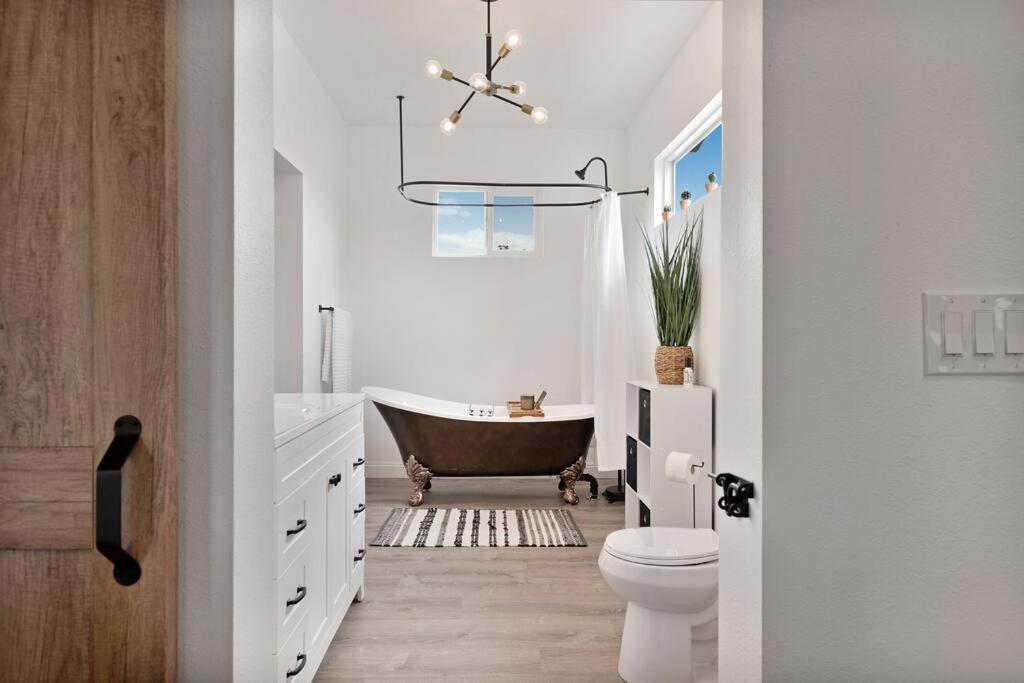 Beautiful Newly Remodeled Home, Near Jt Park ジョシュア・ツリー エクステリア 写真